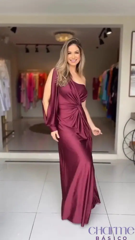 Vestido Mara  – Elegância e movimento em um só modelo!