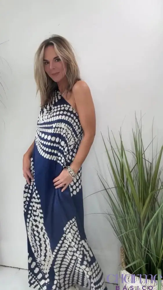 Vestido Maxi Olivia: A elegância atemporal em sua forma mais pura