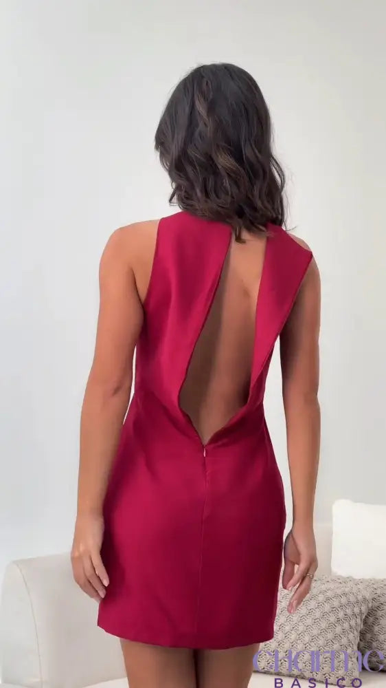 Vestido Victoria – A Elegância do Minimalismo